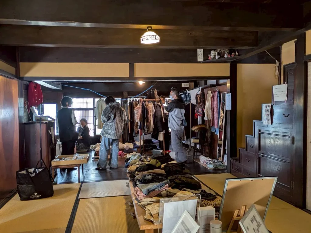 【服の交換会】南海放送さんの取材の様子