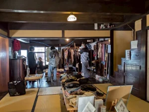 服の交換会:南海放送さん取材の様子